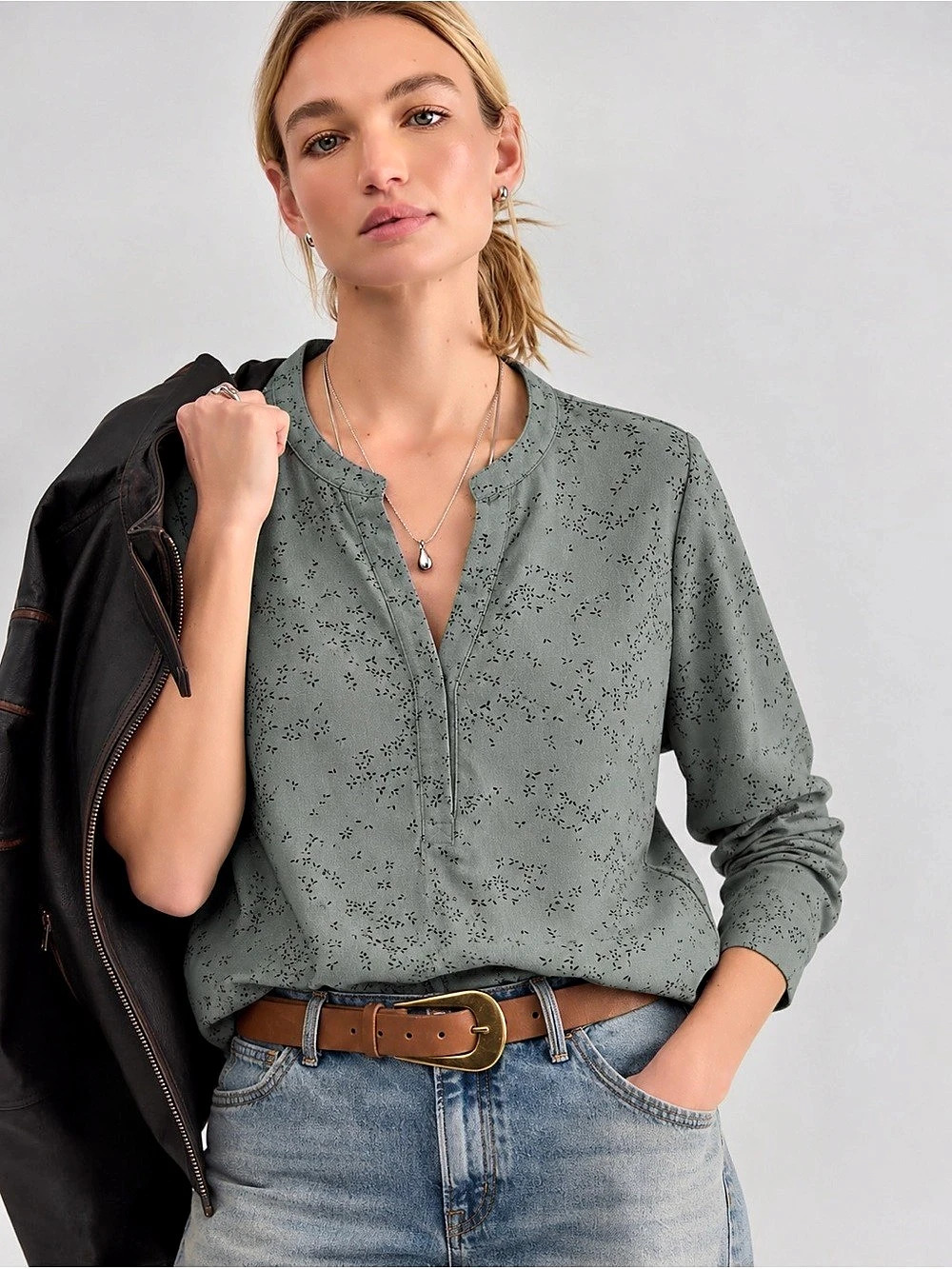 393. Hilary Radley Abstract Blouse in Green & Black Size Small Like New